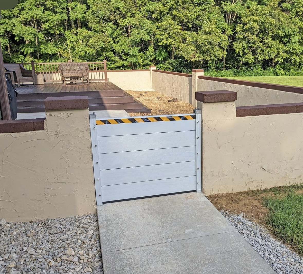 flood gate for outdoor space